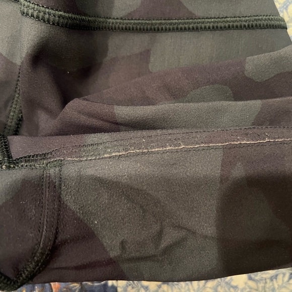 ALO Yoga Camouflage Leggings *wear* - Picture 5 of 7